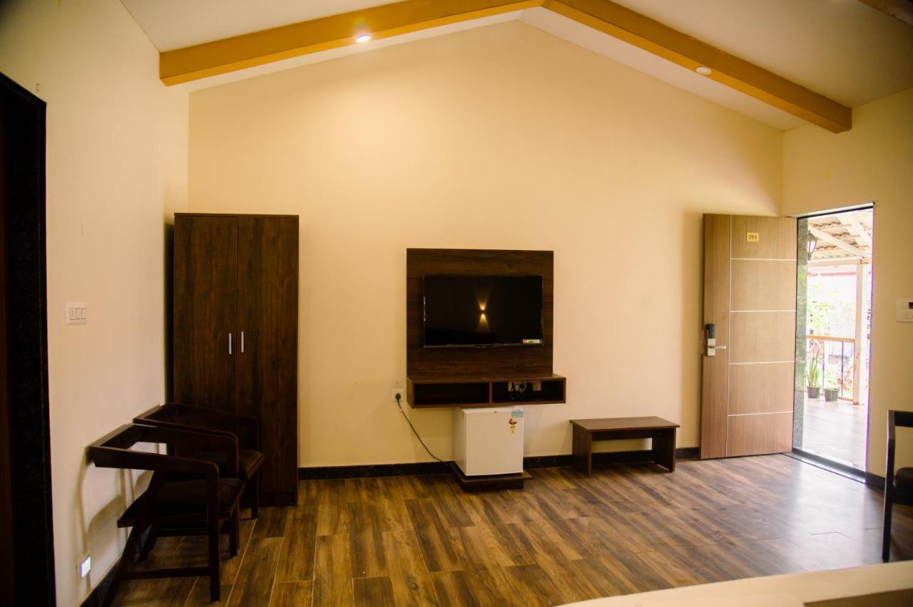 Sterling Banashree Badami Hotell Exteriör bild