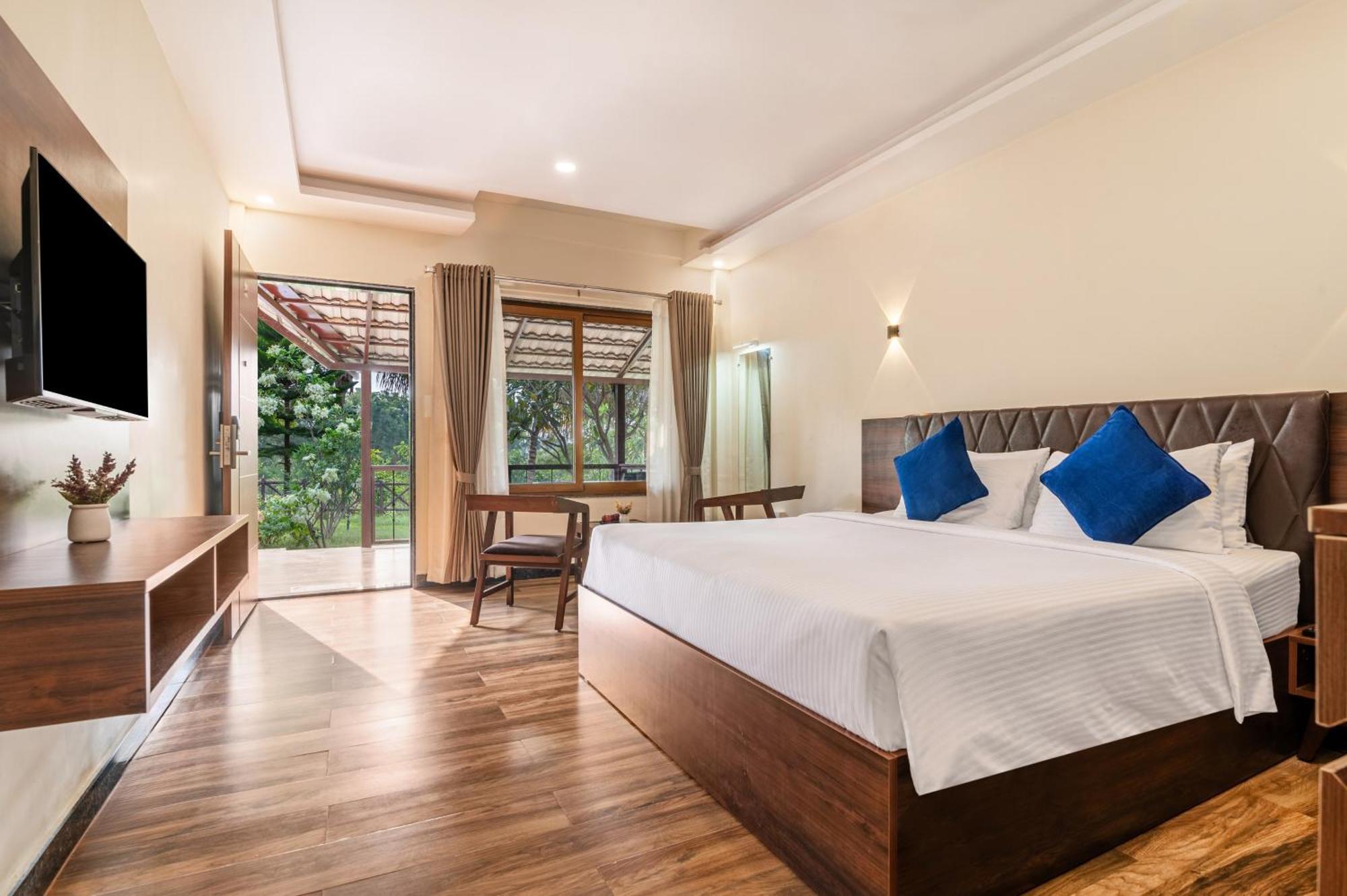 Sterling Banashree Badami Hotell Exteriör bild