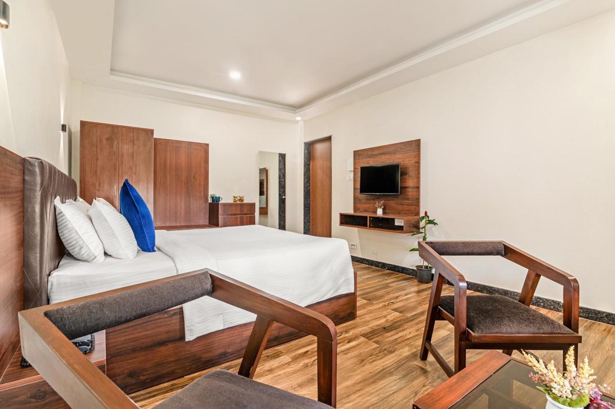 Sterling Banashree Badami Hotell Exteriör bild