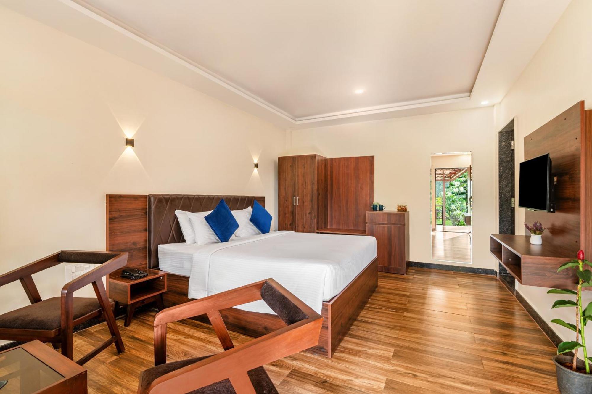 Sterling Banashree Badami Hotell Exteriör bild