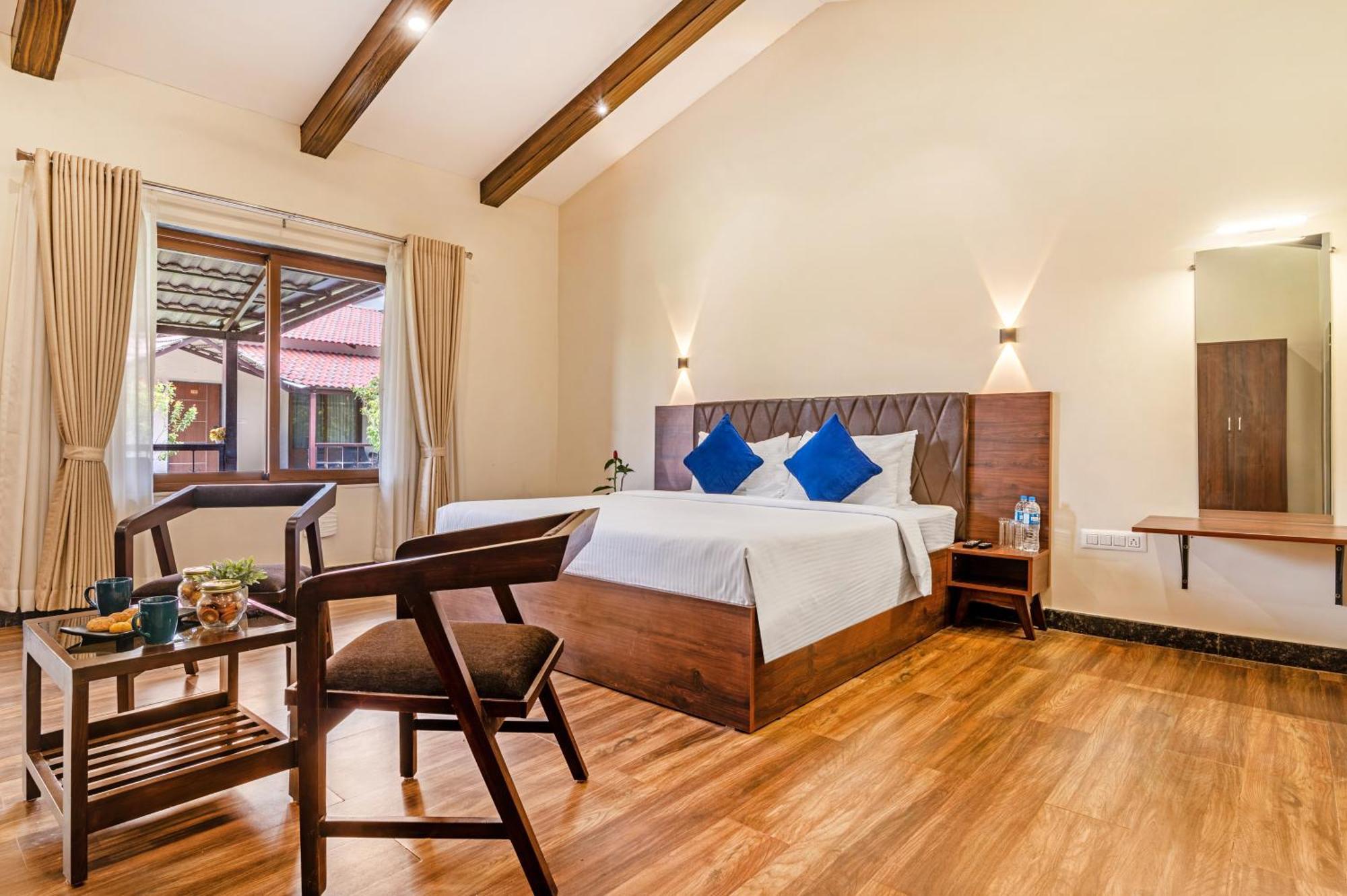 Sterling Banashree Badami Hotell Exteriör bild
