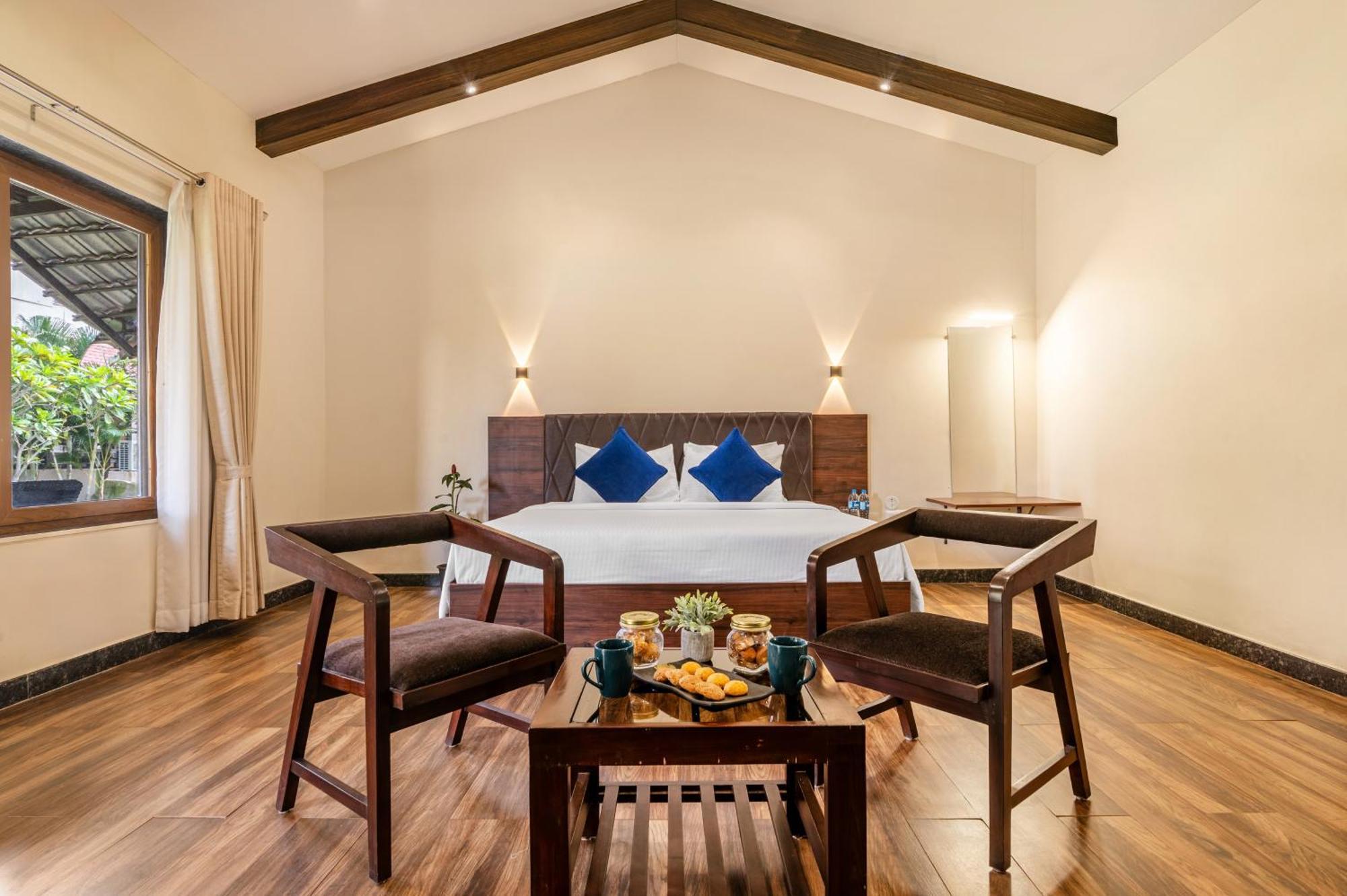 Sterling Banashree Badami Hotell Exteriör bild