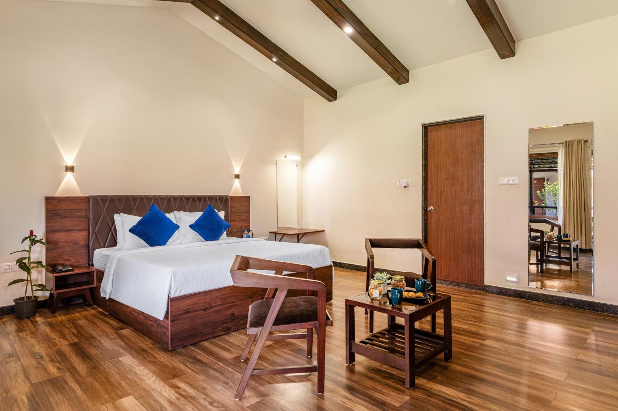 Sterling Banashree Badami Hotell Exteriör bild